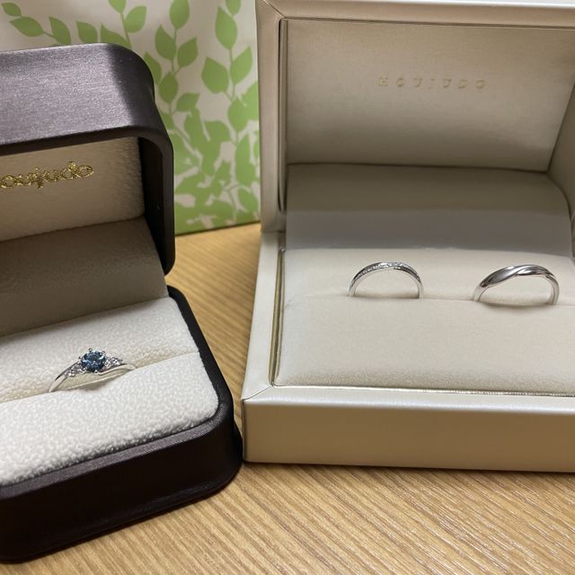 【宝寿堂(ほうじゅどう)の口コミ】 婚約指輪はデザインはシンプルめですが、中心の石はダイヤではなく、アク…