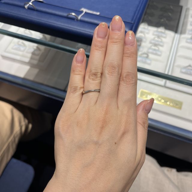 【銀座ダイヤモンドシライシの口コミ】 指輪をつけた時に、自分からはダイヤモンドの光がより多く見えるところが…