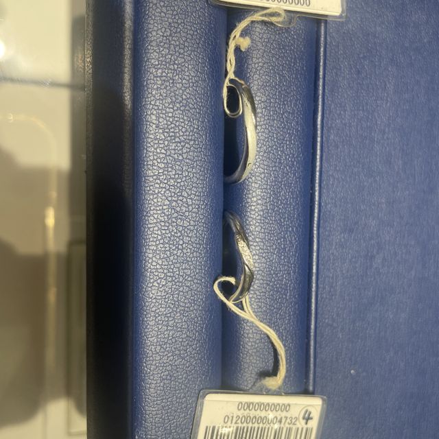 【銀座ダイヤモンドシライシの口コミ】 まず最初に好みのデザイン等を聞いて頂きいくつか持ってきていただきまし…