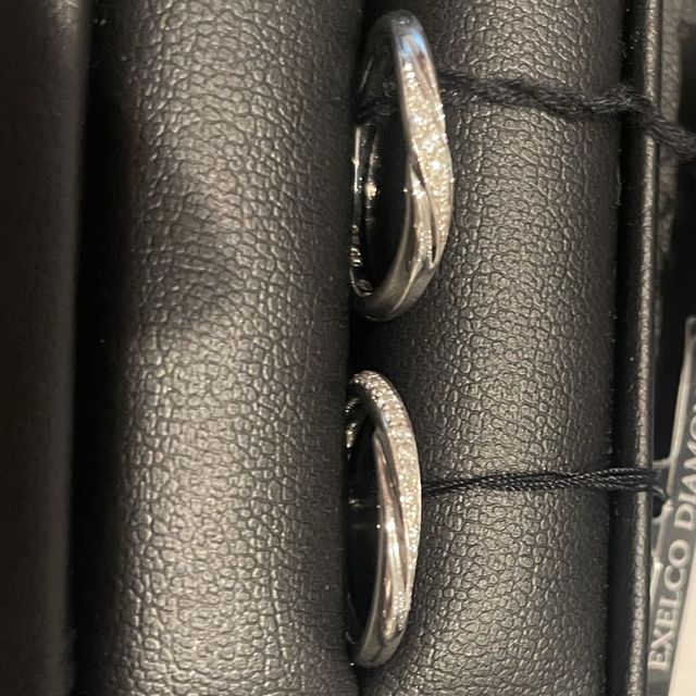 【エクセルコダイヤモンド(EXELCO DIAMOND)の口コミ】 指輪のデザインは個性的なものが多く、私たちの好みではなかったですが、…