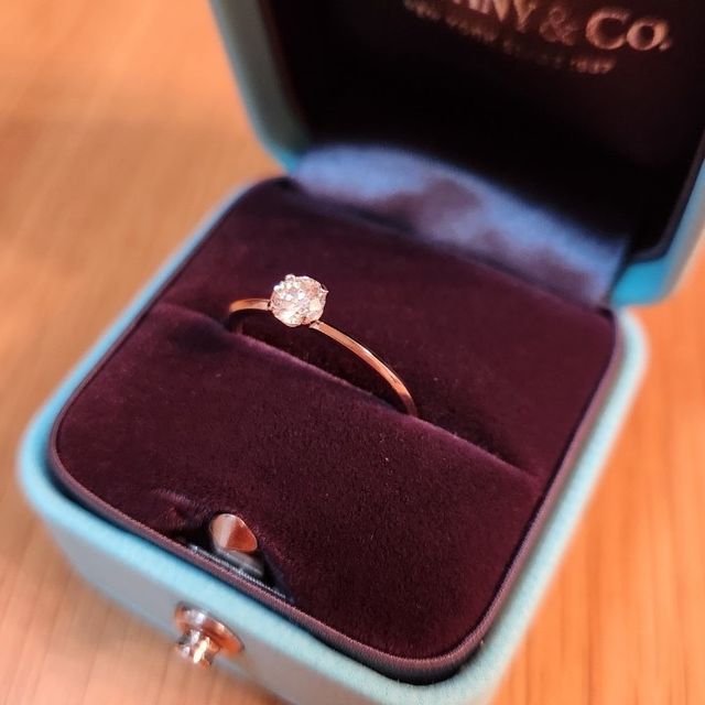 【ティファニー(Tiffany & Co.)の口コミ】 指輪のデザインはとてもシンプルで、リングも細いため、シンプルなデザイ…
