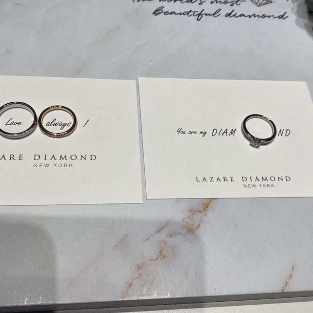 【ラザール ダイヤモンド(LAZARE DIAMOND)の口コミ】 指輪のデザインも派手過ぎないけど、お洒落で高級感漂います。なによりダ…