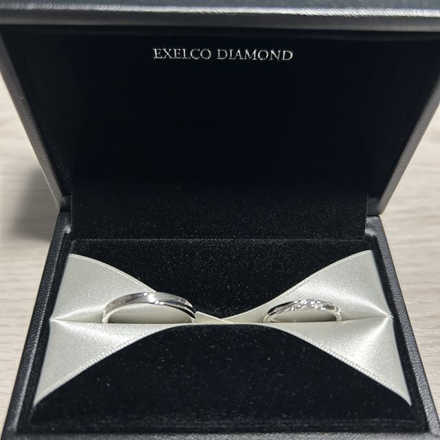 【エクセルコダイヤモンド(EXELCO DIAMOND)の口コミ】 男性用はシンプルだけど、力強いデザインです。
女性用は普段は仕事柄つけ…