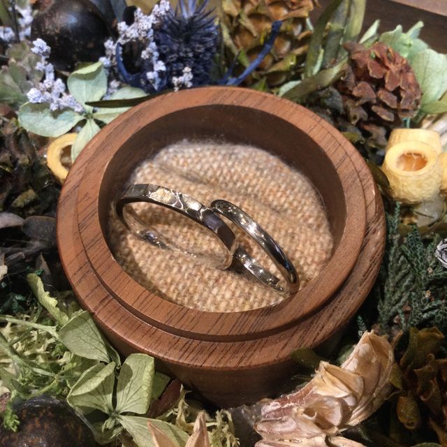 【鎌倉彫金工房の口コミ】 プラチナかゴールドかを選ぶことができ、そこから三種類ほどデザインの種…