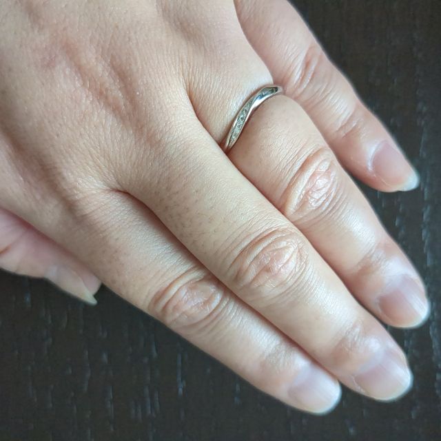 【銀座ダイヤモンドシライシの口コミ】 ウエーブの形に主張しすぎないダイヤの並びがどのシュチエーションでも付…
