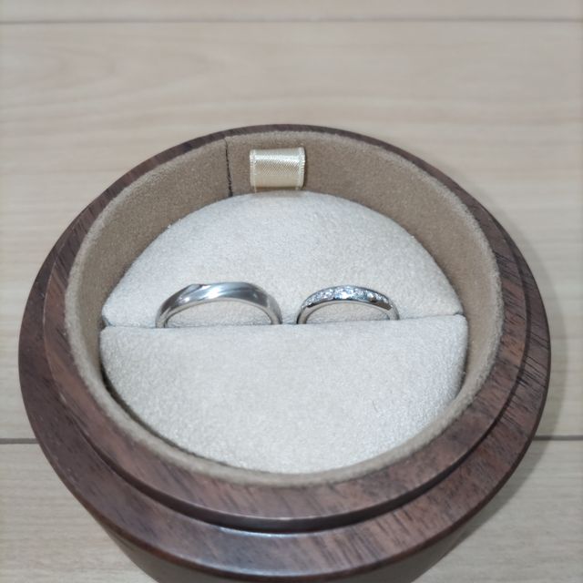 【COLANY(コラニー)の口コミ】 仕事でつけていても目立たないのが気に入っています。プラチナなので長持…