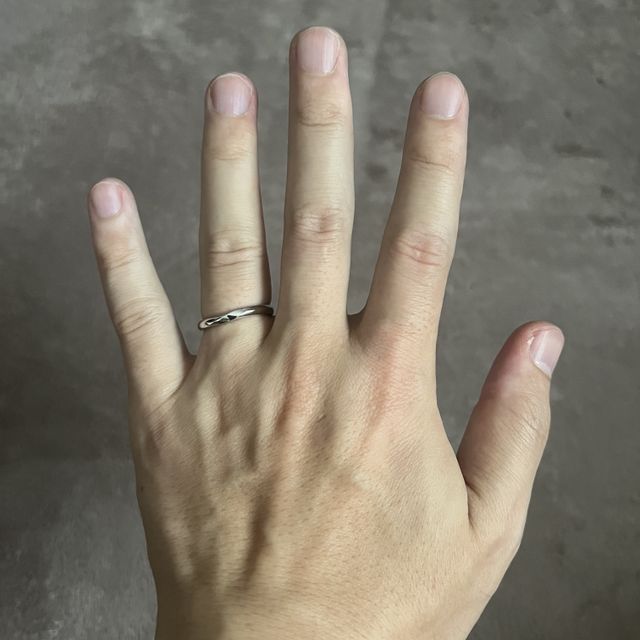 【銀座ダイヤモンドシライシの口コミ】 シンプルなデザインですが、指輪のワンポイントに細かなデザインがあり、…