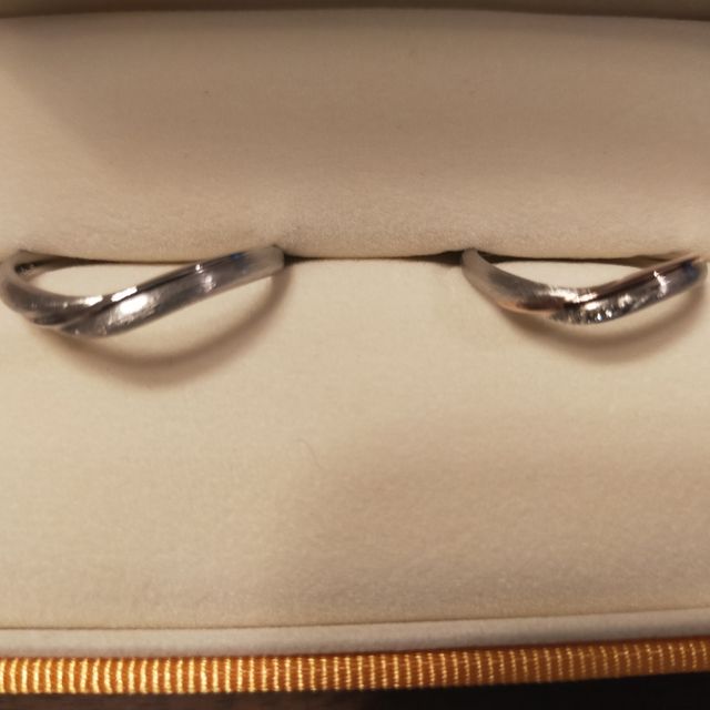 【ケイウノ ブライダル(K.UNO BRIDAL)の口コミ】 まず、価格とデザインのバランスがとてもよいと思います。
指が綺麗に見え…