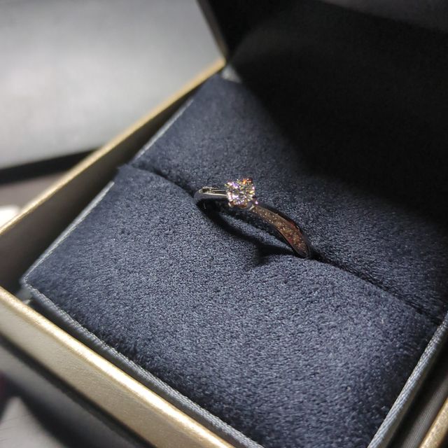 【ラザール ダイヤモンド(LAZARE DIAMOND)の口コミ】 ダイヤモンドのきらめきがすごい！
指輪のデザイン自体はどこのブランドで…