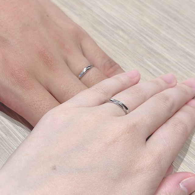 【Something Blue(サムシングブルー)の口コミ】 デザインがシンプル過ぎ無いのが良い。
誕生日石を２つ内側に入れる方がで…