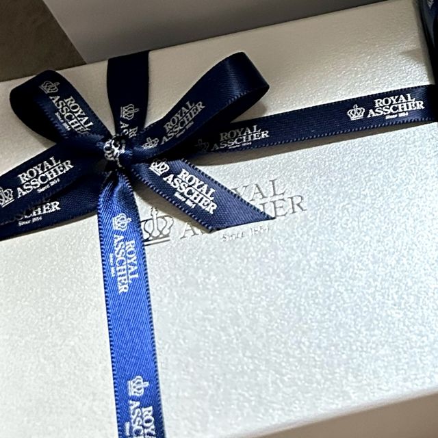 【ROYAL ASSCHER(ロイヤル・アッシャー)の口コミ】 ダイアモンドが輝いていて本当に綺麗です。色々な指輪を見させていただき…