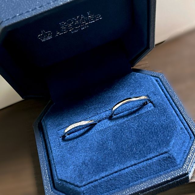 【ROYAL ASSCHER(ロイヤル・アッシャー)の口コミ】 ダイアモンドが輝いていて本当に綺麗です。色々な指輪を見させていただき…