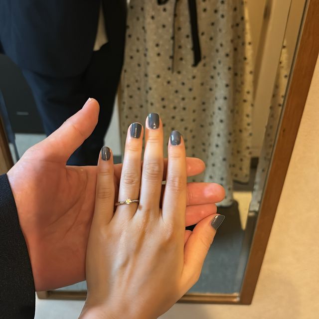 【4℃ BRIDAL(ヨンドシーブライダル)の口コミ】 指輪のデザインがとてもよかったです。
まず、S字のデザインで片方にダイ…