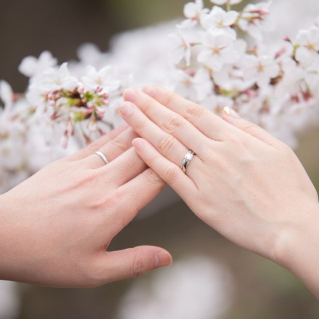 【銀座ダイヤモンドシライシの口コミ】 流行り廃りに左右されないようシンプルめを意識しました。
また、奥さんは…