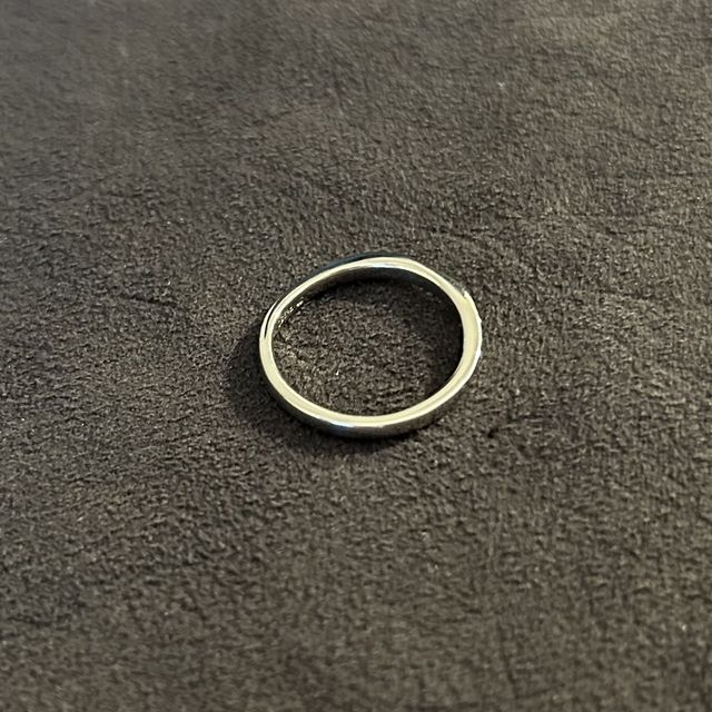 【アイプリモ(I-PRIMO)の口コミ】 シンプルなデザインが好きでこの指輪を選びましたが、
リングにねじりが入…