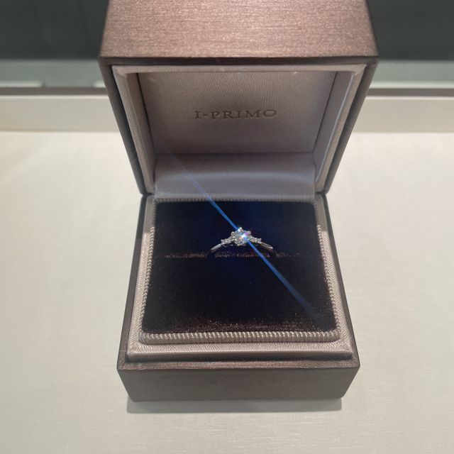 【アイプリモ(I-PRIMO)の口コミ】 いかにも婚約指輪！みたいな1粒の指輪ではないものがよくて探しました。メ…