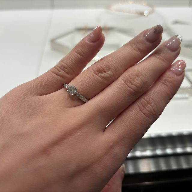 【ティファニー(Tiffany & Co.)の口コミ】 アームの部分までダイヤが埋め込まれており、光り輝いています。そのおか…