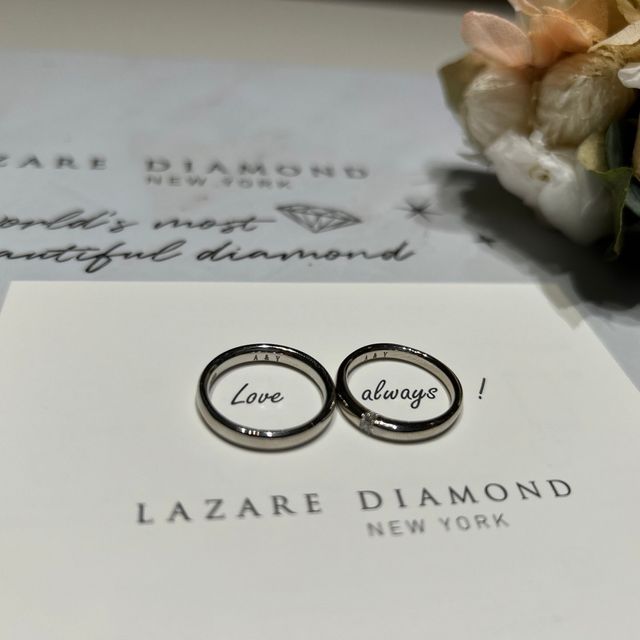 【ラザール ダイヤモンド(LAZARE DIAMOND)の口コミ】 女性側はシンプルですが三方向にダイヤがついているので、どこから見ても…