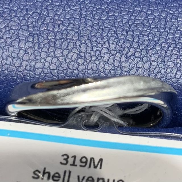 【銀座ダイヤモンドシライシの口コミ】 デザインはシンプルなものが多かったです。
ストレートで探しておりました…