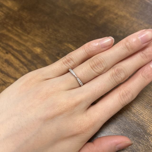 【銀座ダイヤモンドシライシの口コミ】 ゴージャスすぎると、仕事中つけれなくなるので、
細身だけどキラキラして…