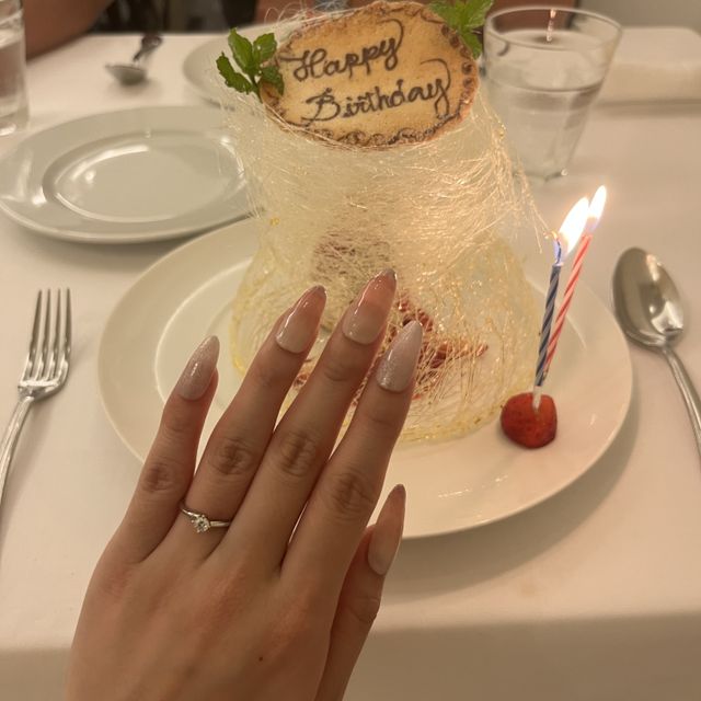 【銀座ダイヤモンドシライシの口コミ】 デザインは、シンプルですが、これぞ子どもの頃から憧れていた婚約指輪！…