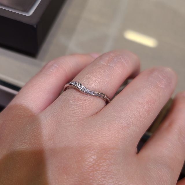 【アイプリモ(I-PRIMO)の口コミ】 波打つデザインが上品でかわいらしく、施されたダイヤもひとつひとつがき…