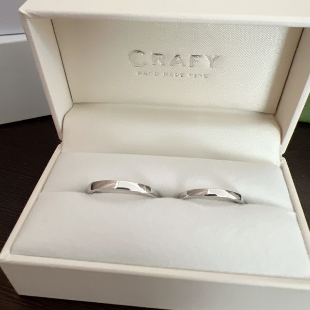【CRAFY(クラフィ)の口コミ】 指輪のデザインは普段でもつけられるシンプルなデザインにしました。素材…