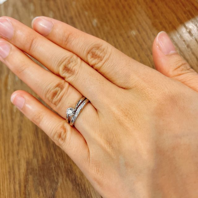【garden(ガーデン)の口コミ】 指輪のデザインは、結婚指輪と重ね付けをした際に、違和感がないデザイン…