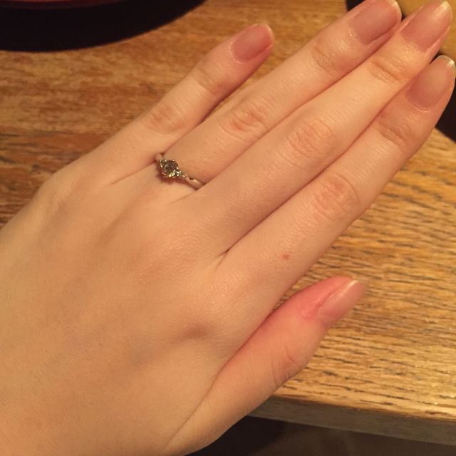 【俄(にわか)の口コミ】 結婚指輪とぴったりなセットリングと悩んだのですが、可愛らしく上品なデ…