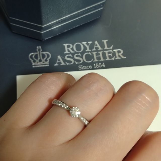 【ROYAL ASSCHER(ロイヤル・アッシャー)の口コミ】 シンプルなデザインですが、石が輝いて指が華やかになります。どんな服に…