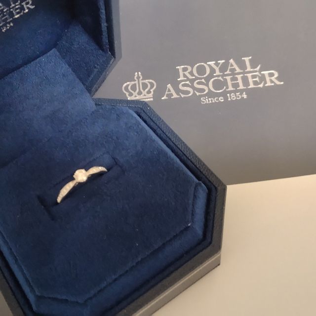 【ROYAL ASSCHER(ロイヤル・アッシャー)の口コミ】 シンプルなデザインですが、石が輝いて指が華やかになります。どんな服に…