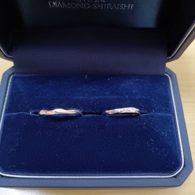 【銀座ダイヤモンドシライシの口コミ】 真ん中の部分がウェーブになっていて、ダイヤモンドが入っていなくても光…