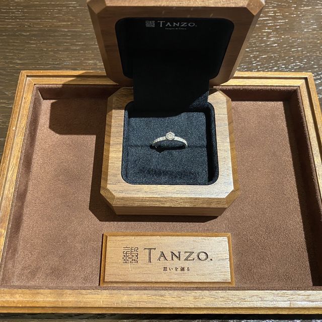 【TANZO.(鍛造指輪)の口コミ】 素材は純プラチナでダイヤモンドは記念日にまつわるカラット数で作って頂…