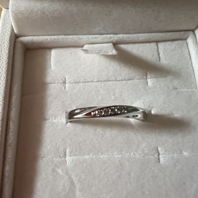 【4℃ BRIDAL(ヨンドシーブライダル)の口コミ】 シンプルなデザイン。ダイヤモンドがとても綺麗です。
何年も付けられます…
