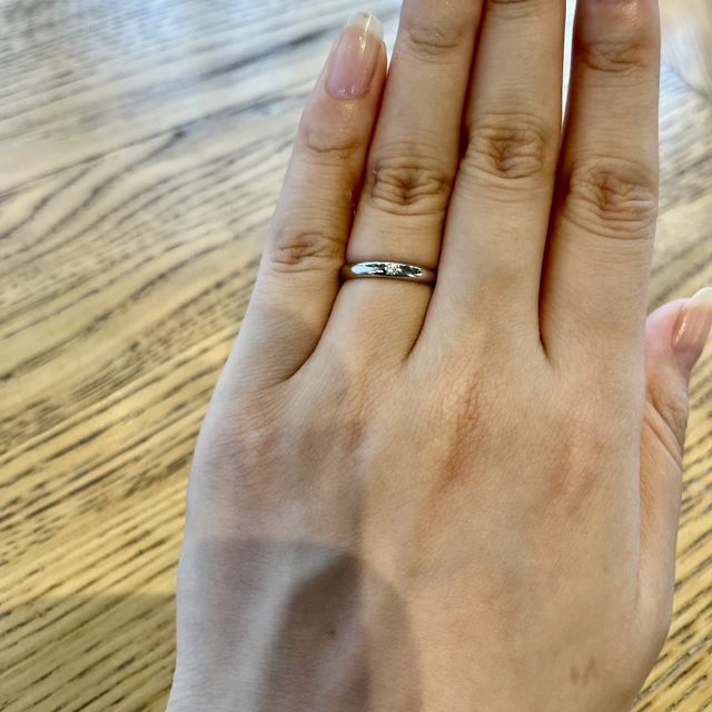 【Something Blue(サムシングブルー)の口コミ】 デザインがシンプルですが、少しぷっくりとしたフォルムと、ダイヤがかわ…