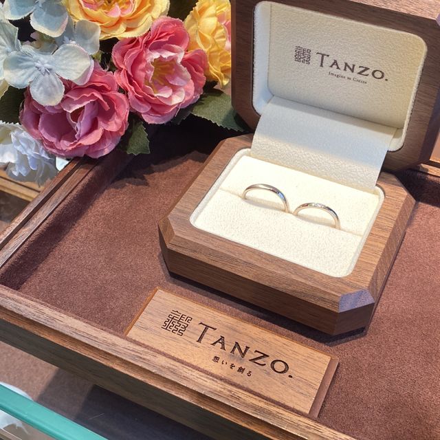 【TANZO.(鍛造指輪)の口コミ】 コーラルゴルドでとても肌馴染みの良い色に仕上げてもらえました。
ダイヤ…
