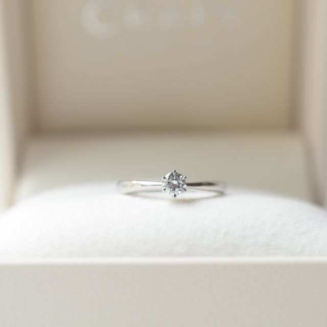 【CRAFY(クラフィ)の口コミ】 ハーフエタニティなどとも迷いましたが、シンプルな王道の婚約指輪の形に…