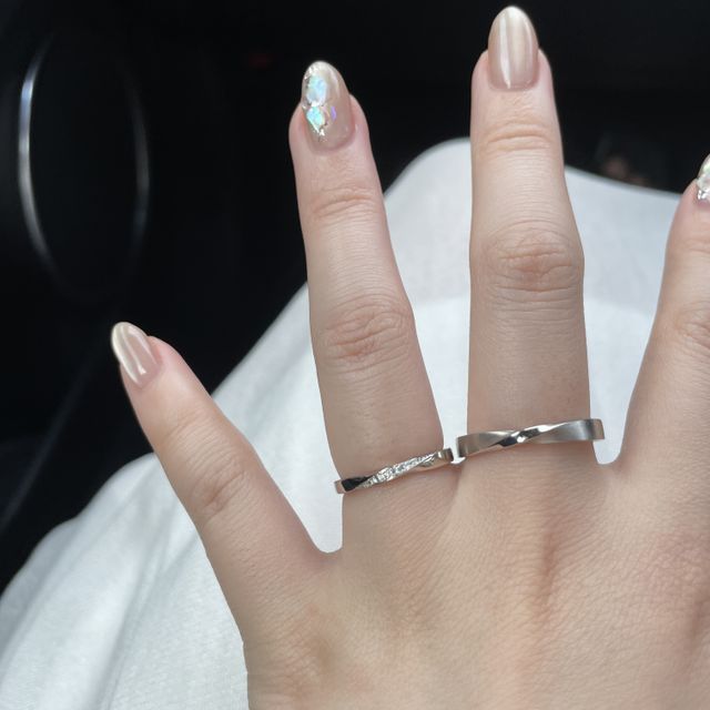 【TOMOE(トモエ)の口コミ】 ペア感のあるデザインですが、ダイヤやヘアラインで男性側と女性側のデザ…