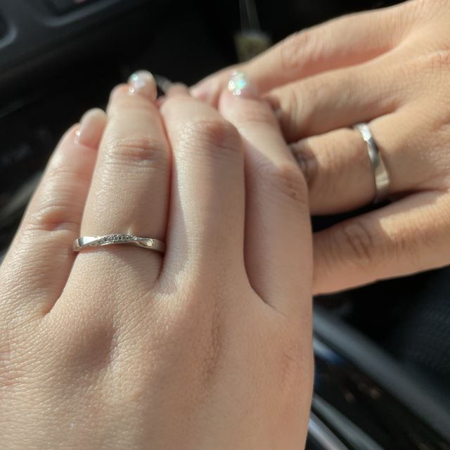 【TOMOE(トモエ)の口コミ】 ペア感のあるデザインですが、ダイヤやヘアラインで男性側と女性側のデザ…