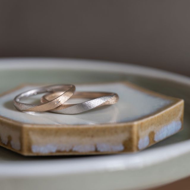 【Cayof(カヨフ)の口コミ】 フリージアのデザインをベースに作成していただきました。
ねじれ部分を境…