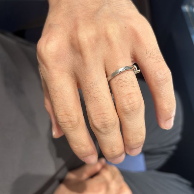 【銀座ダイヤモンドシライシの口コミ】 指輪のデザインはとても良く、半分ほどマット加工になっています。店員さ…