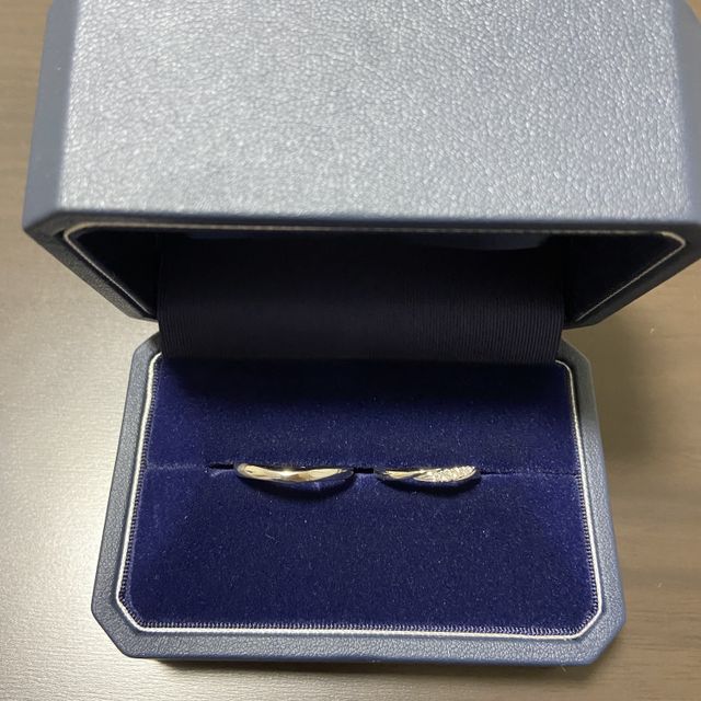 【銀座ダイヤモンドシライシの口コミ】 たくさん悩んで、この指輪に決めました。
年齢を重ねてもずっと着けられる…