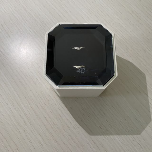 【4℃ BRIDAL(ヨンドシーブライダル)の口コミ】 シンプルなデザインですが、ダイヤがキラキラしていてお気に入りです。
初…
