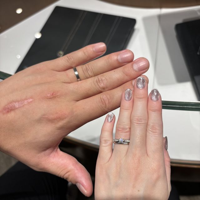 【銀座ダイヤモンドシライシの口コミ】 シンプルなデザインで飽きないと思い選びました。
ダイアモンドは何石置く…