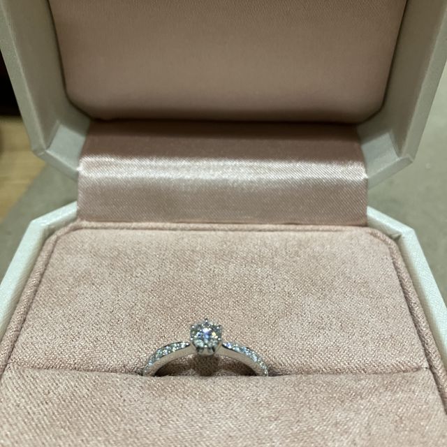 【TRECENTI(トレセンテ)の口コミ】 センターダイヤモンドが目立ち、メレダイヤモンドも輝きを放つ指輪に惹か…