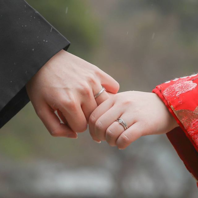 【4℃ BRIDAL(ヨンドシーブライダル)の口コミ】 ダイヤが入っているので明るい印象になります。
婚約指輪と重ねづけできる…