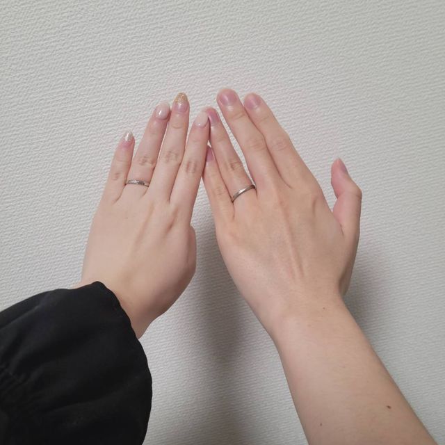 【4℃ BRIDAL(ヨンドシーブライダル)の口コミ】 ダイヤが入っているので明るい印象になります。
婚約指輪と重ねづけできる…