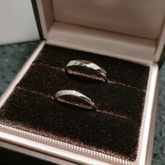 【アイプリモ(I-PRIMO)の口コミ】 プラチナのシンプルなデザインが良いと最初は思っていましたが、色々と見…