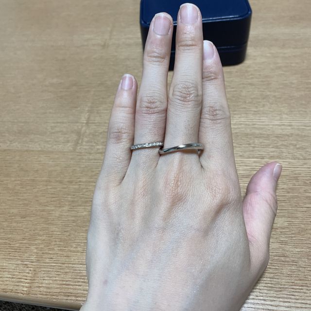 【Sirena Azzurro(セイレーン アズーロ)の口コミ】 ウェーブラインがキツ過ぎず程よく指を華奢に見せてくれ、甲丸で着け心地…