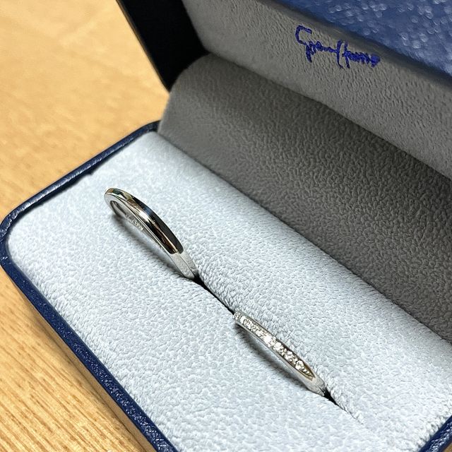 【Sirena Azzurro(セイレーン アズーロ)の口コミ】 ウェーブラインがキツ過ぎず程よく指を華奢に見せてくれ、甲丸で着け心地…